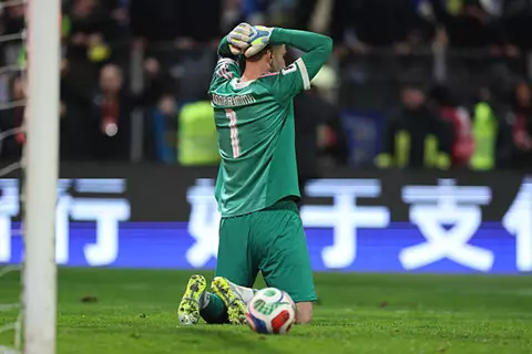 دوناروما يعتذر للجماهير: بكيت بعد المباراة.. وسنعمل على إعادة إيطاليا لمكانتها